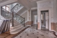 Лестница в доме отделанная мрамором